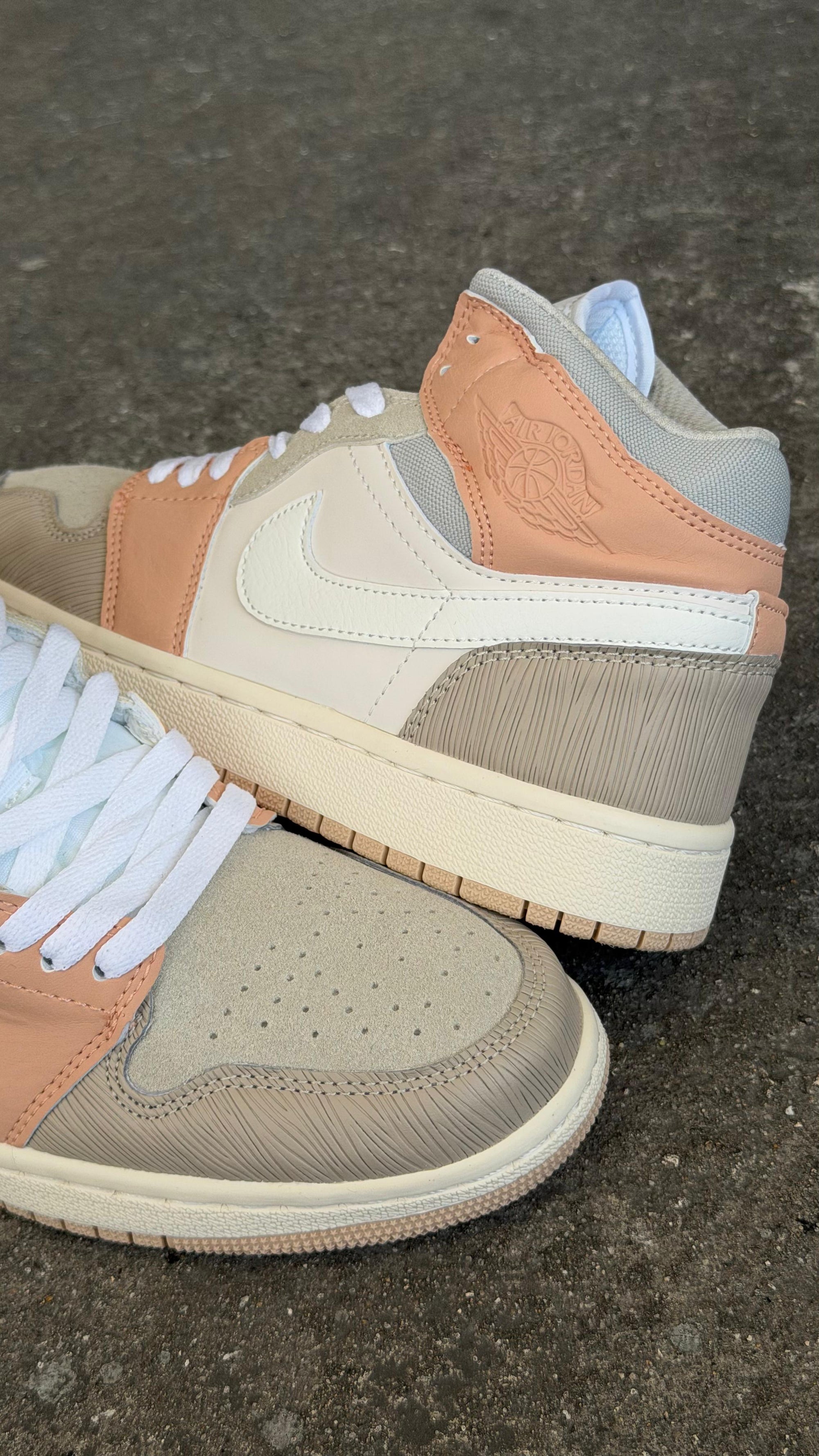 JORDAN RETRO 1 BEIGE GRIS BLANCO