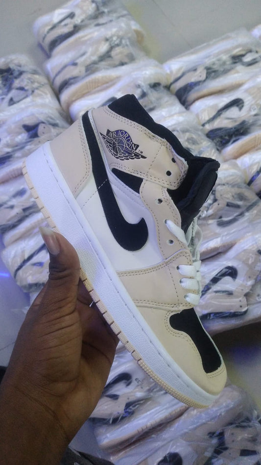 JORDAN RETRO 1 BEIGE  NEGRO BLANCO