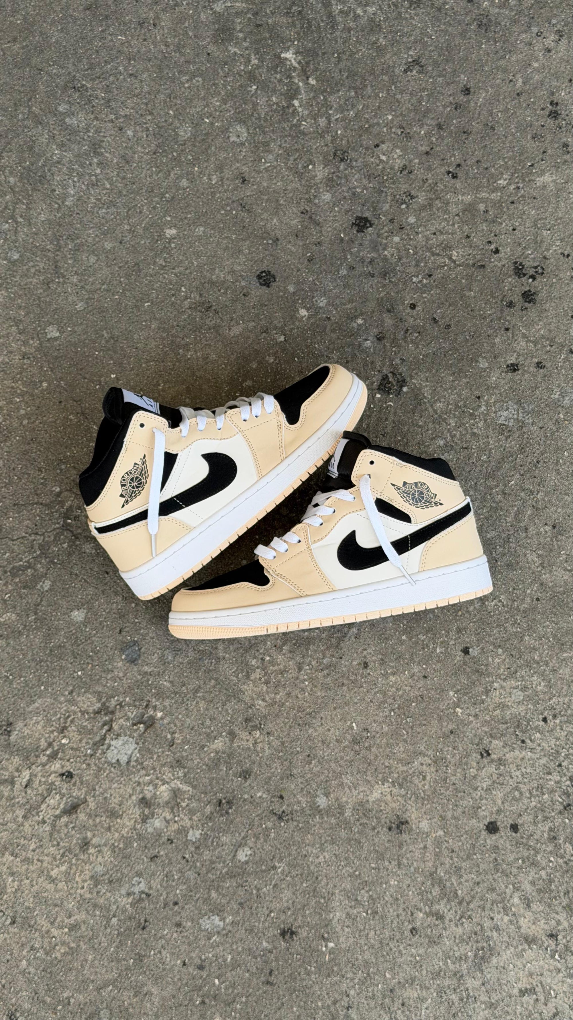 JORDAN RETRO 1 BEIGE  NEGRO BLANCO