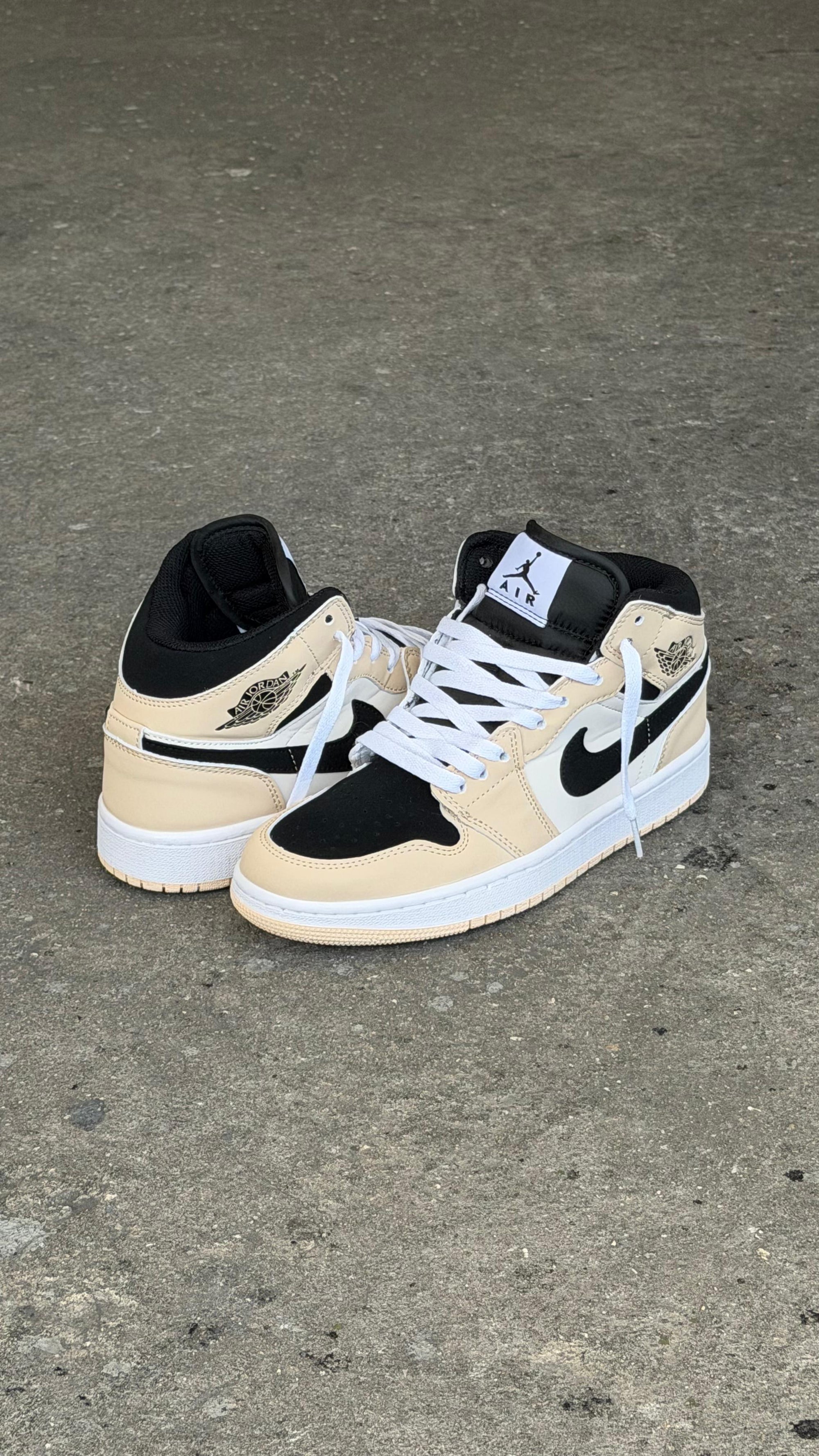 JORDAN RETRO 1 BEIGE  NEGRO BLANCO