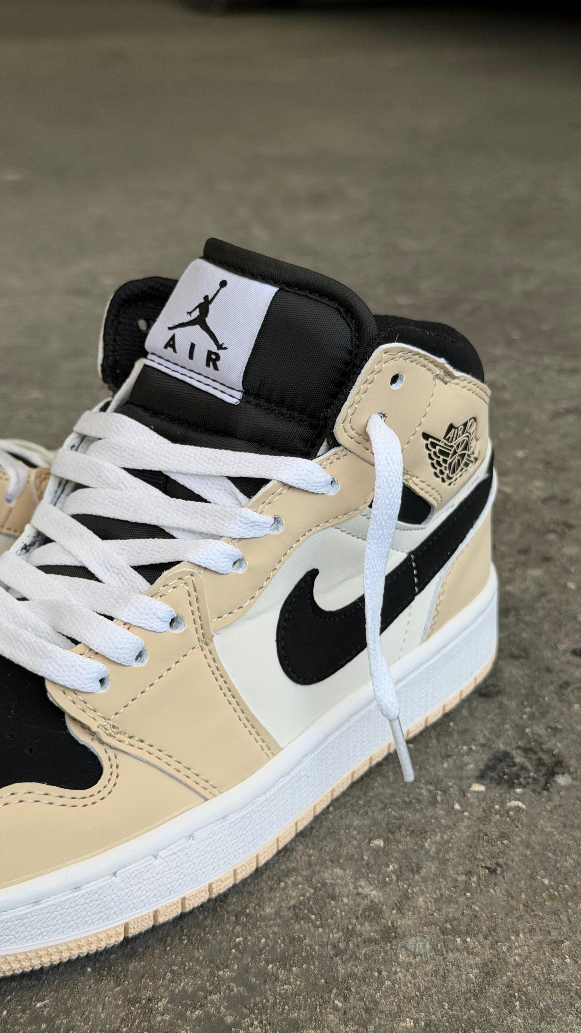 JORDAN RETRO 1 BEIGE  NEGRO BLANCO