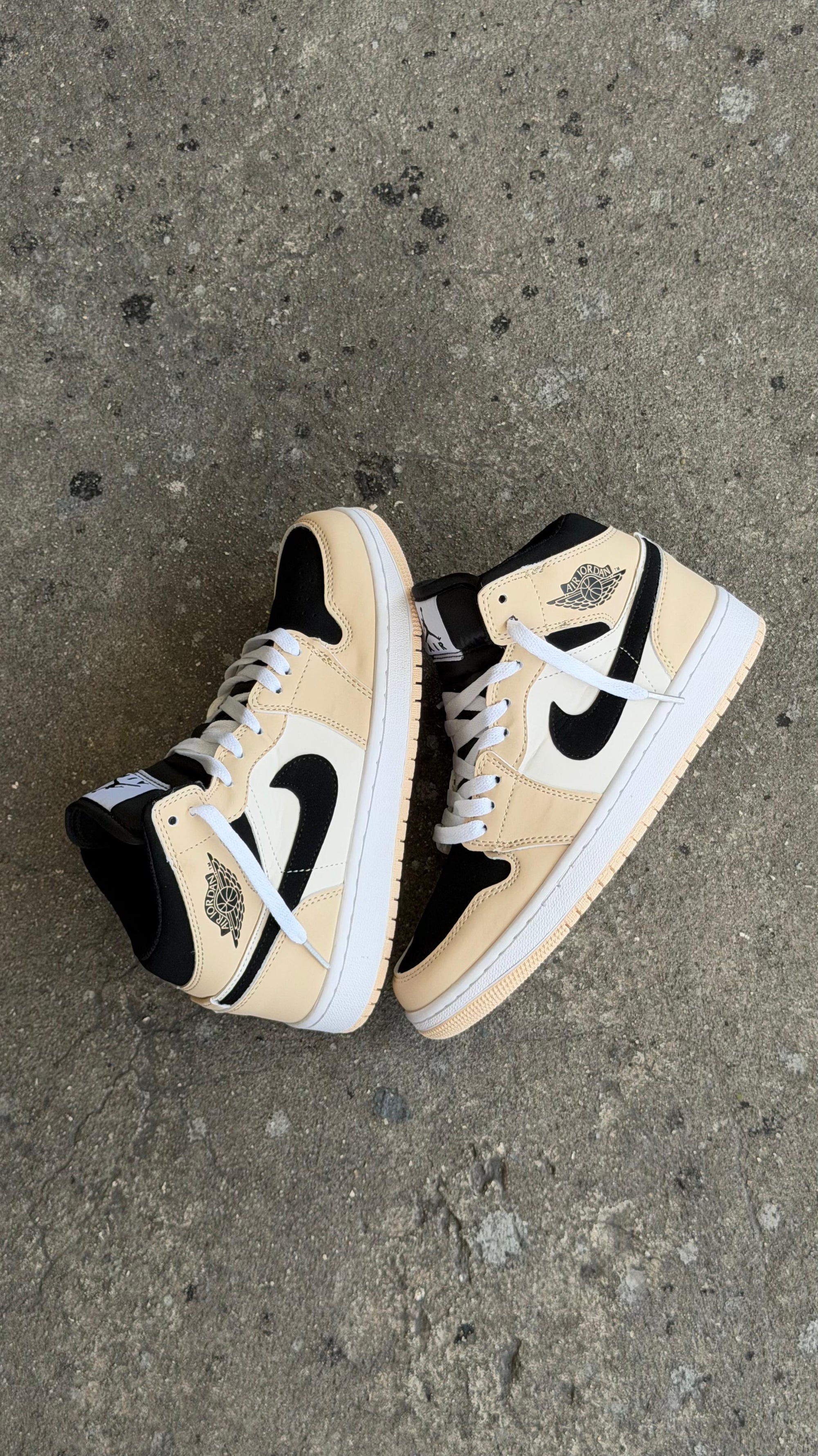 JORDAN RETRO 1 BEIGE  NEGRO BLANCO