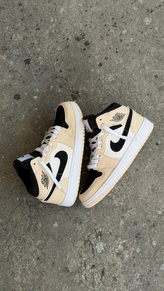 JORDAN RETRO 1 BEIGE  NEGRO BLANCO