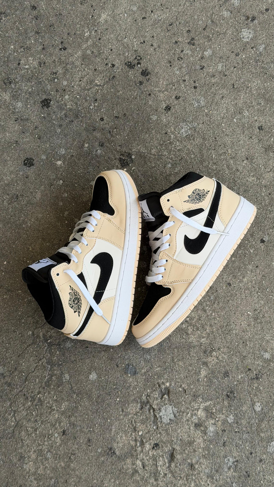 JORDAN RETRO 1 BEIGE  NEGRO BLANCO