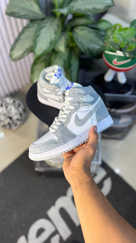 NIKE JORDAN RETRO CIELO BLANCO AZUL CIELO