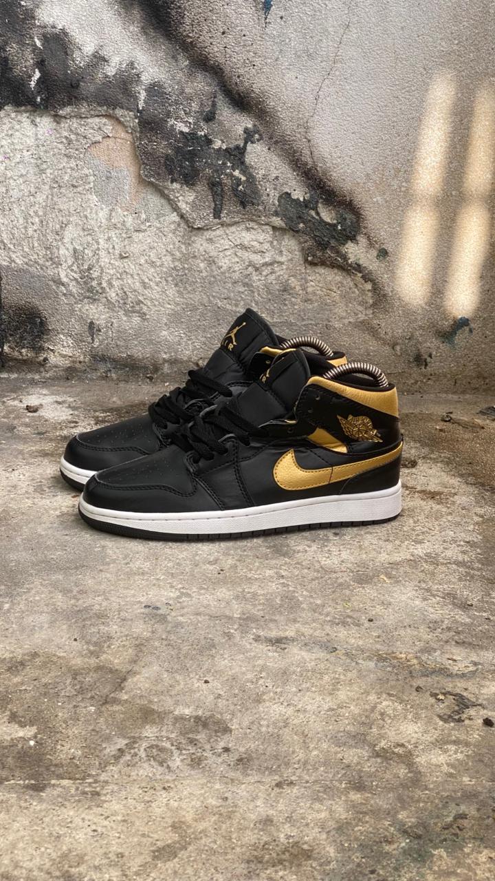 JORDAN RETRO 1 NEGRO DORADO