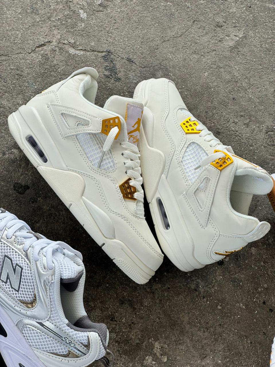 JORDAN RETRO 4 BLANCA DORADA