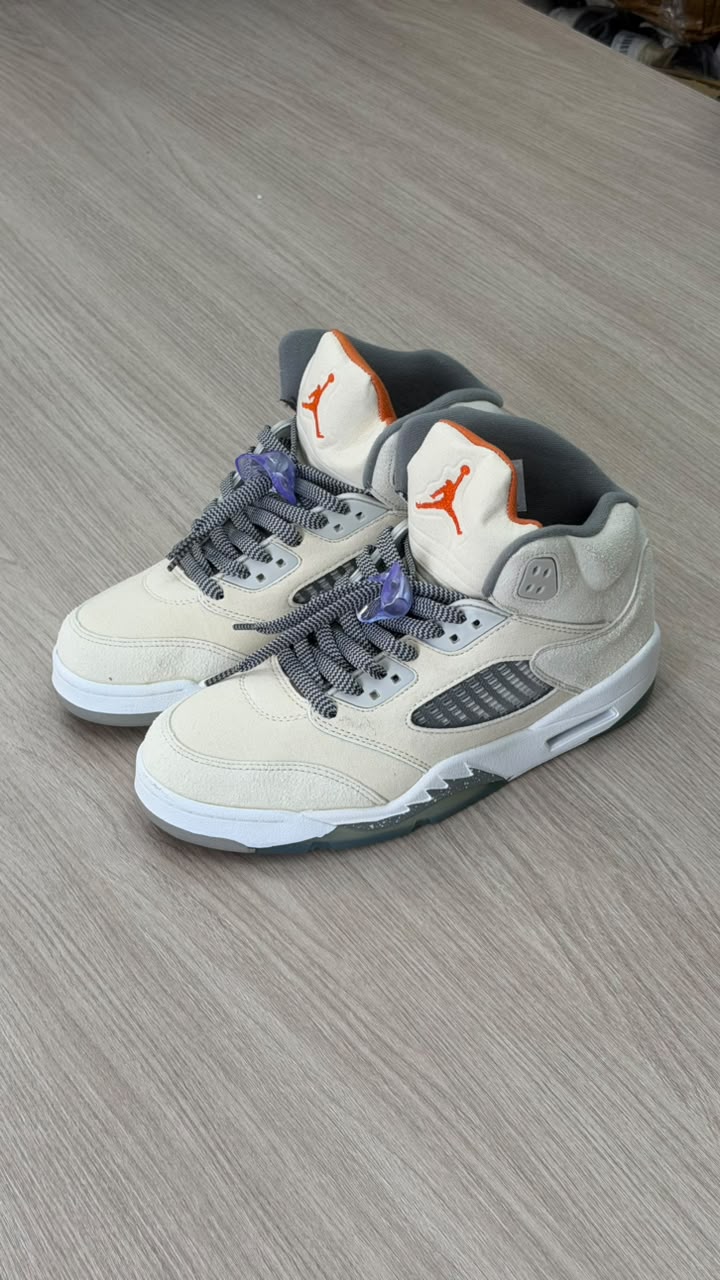 JORDAN RETRO 5  OG WHOTE GREY