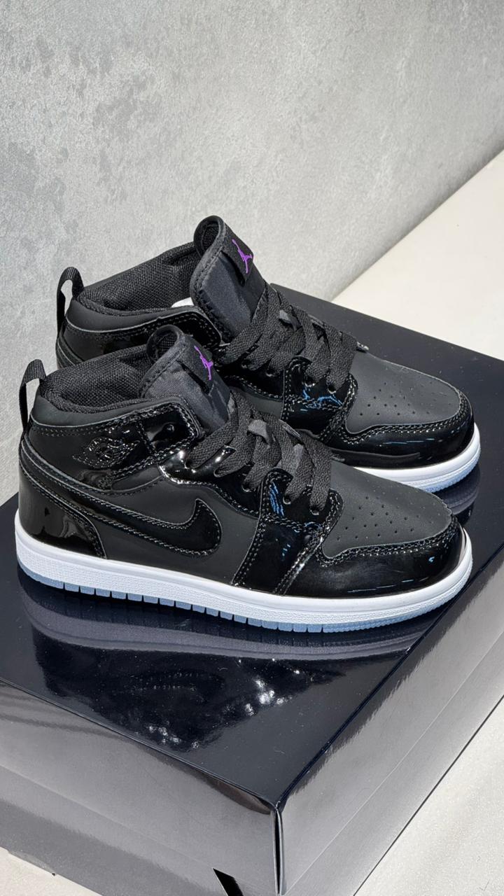 JORDAN RETRO 1 CHAROL NEGRA NIÑOS