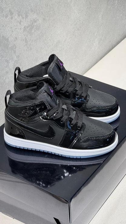 JORDAN RETRO 1 CHAROL NEGRA NIÑOS