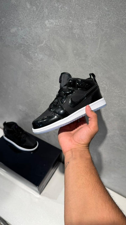 JORDAN RETRO 1 CHAROL NEGRA NIÑOS