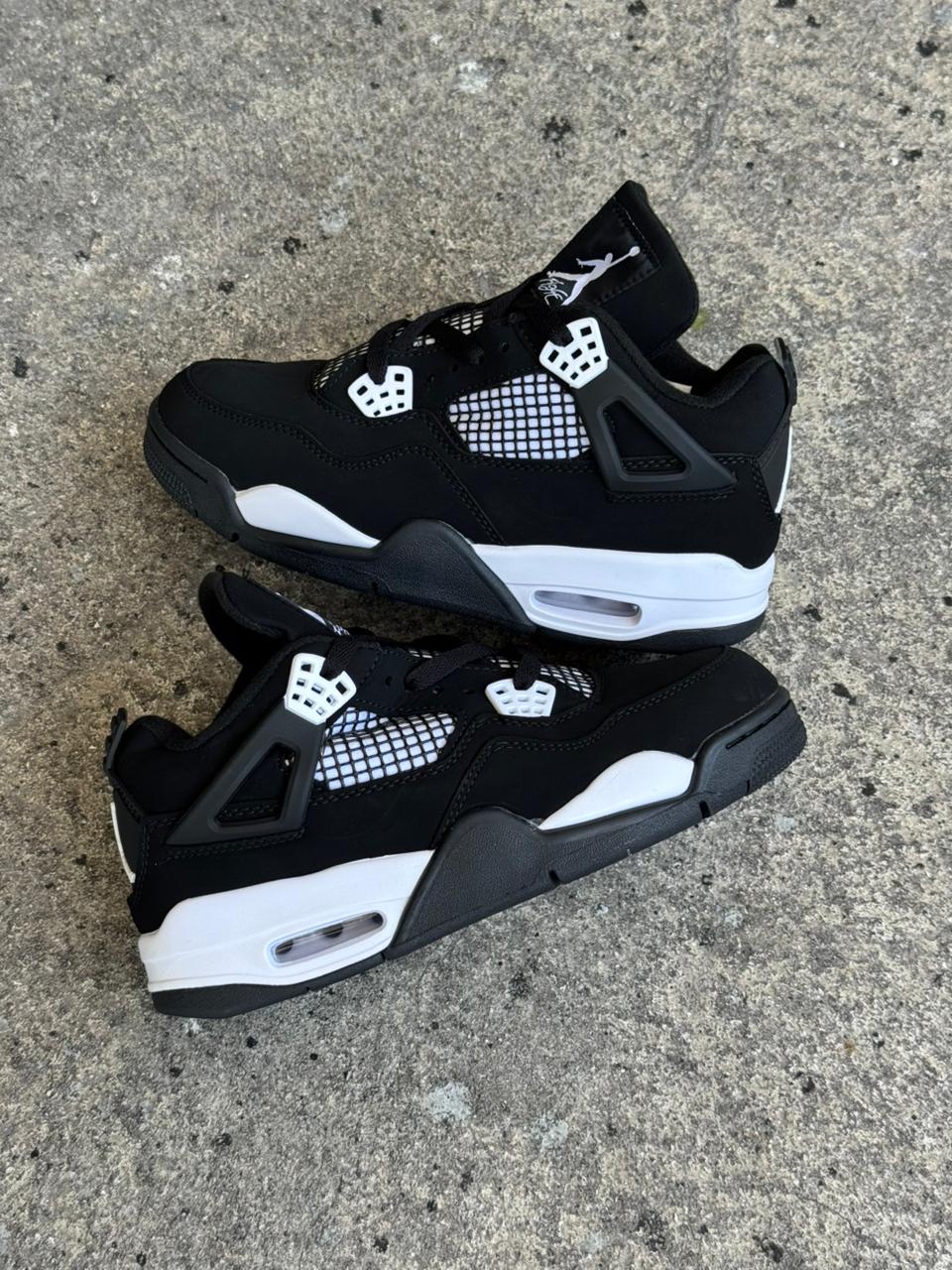 JORDAN RETRO 4 NEGRA BLANCA