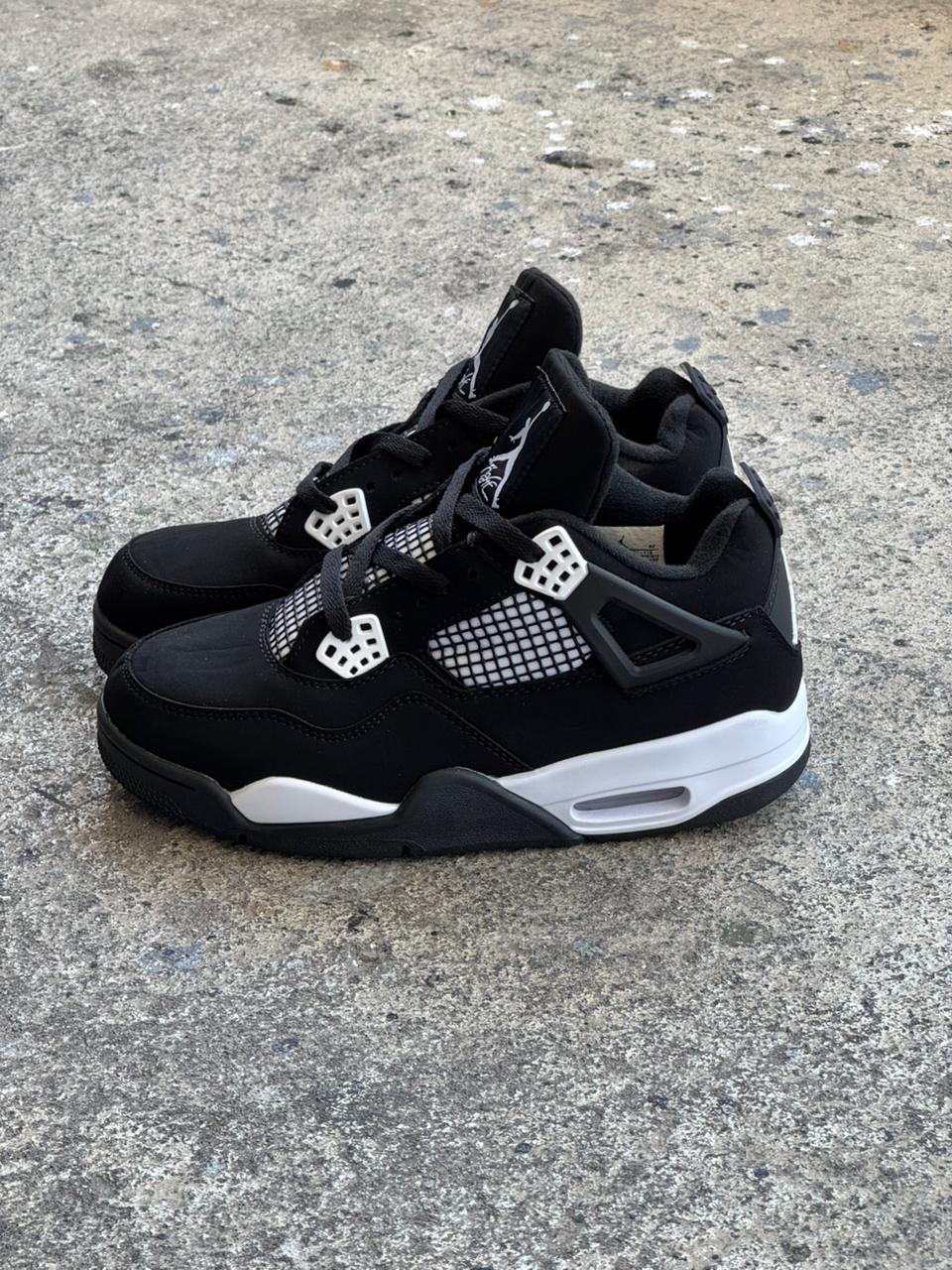 JORDAN RETRO 4 NEGRA BLANCA