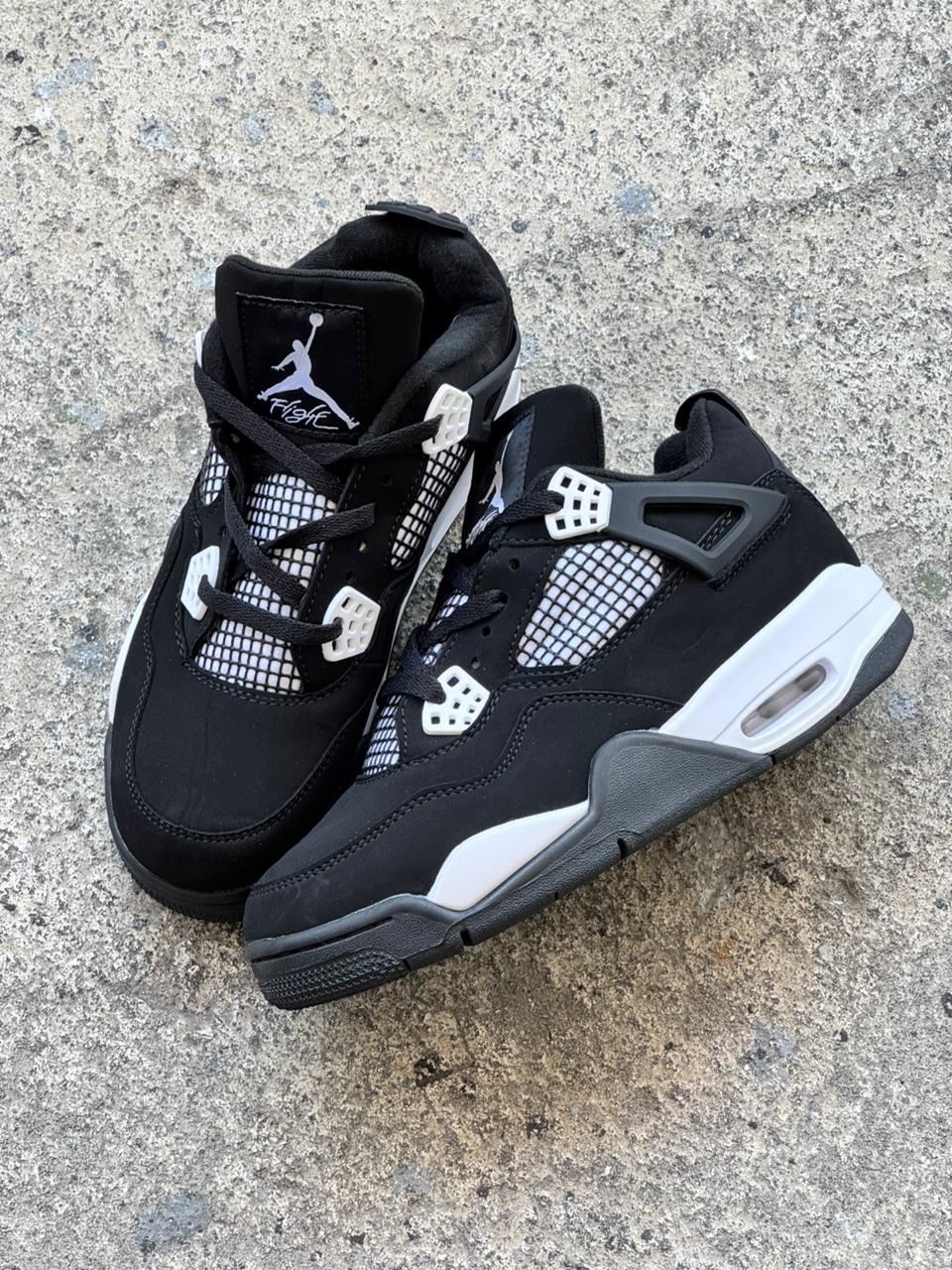 JORDAN RETRO 4 NEGRA BLANCA