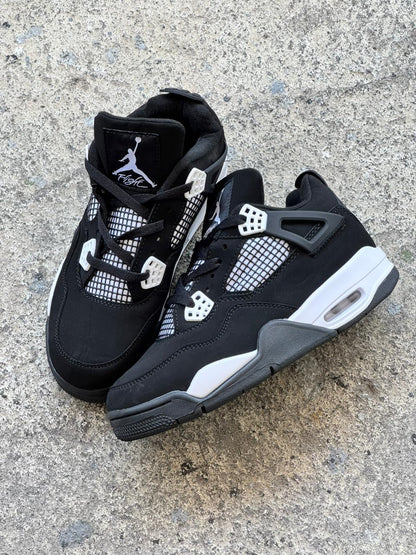 JORDAN RETRO 4 NEGRA BLANCA