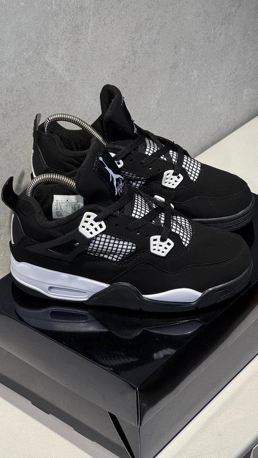 JORDAN RETRO 4 NEGRA BLANCA