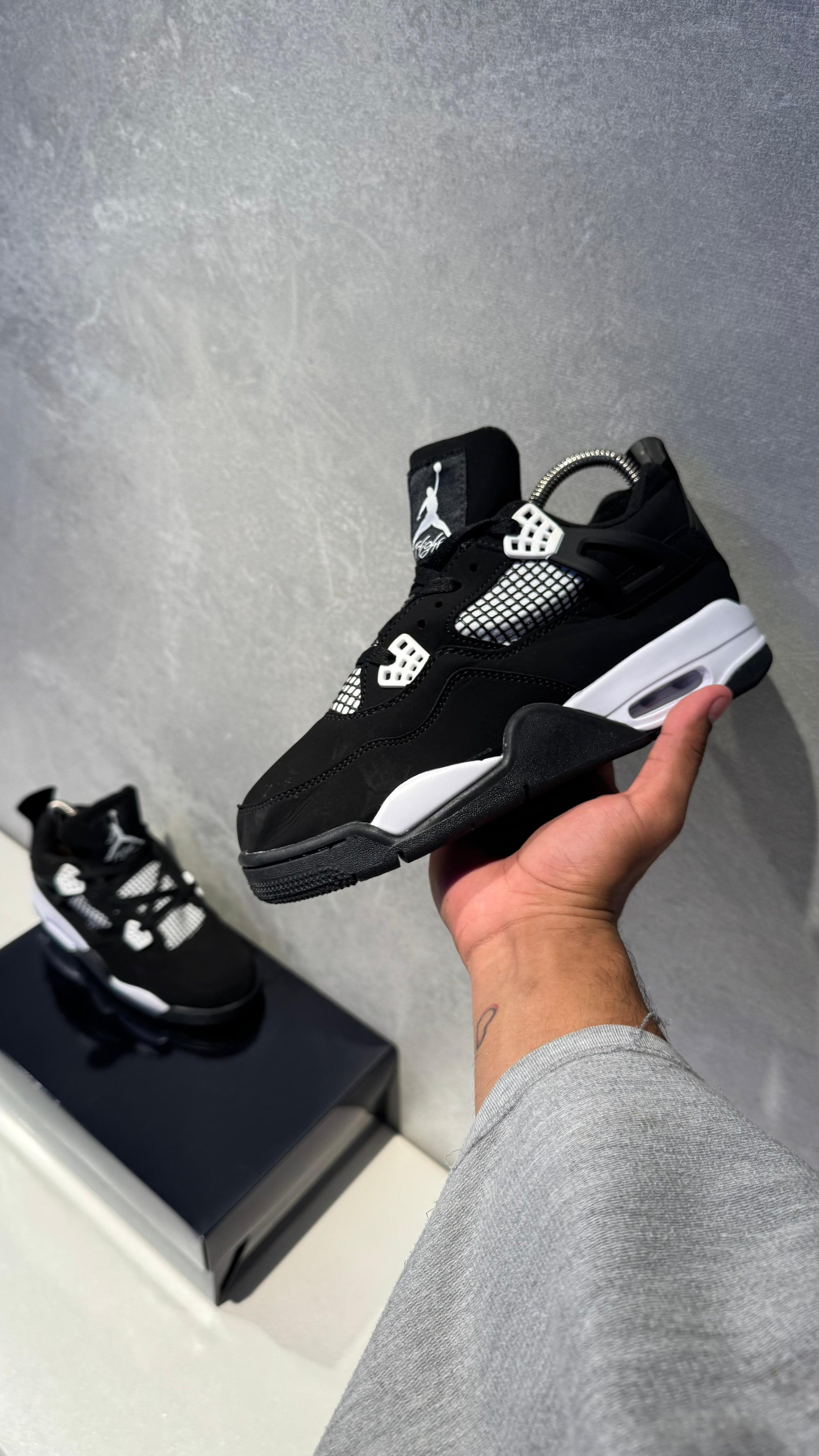 JORDAN RETRO 4 NEGRA BLANCA