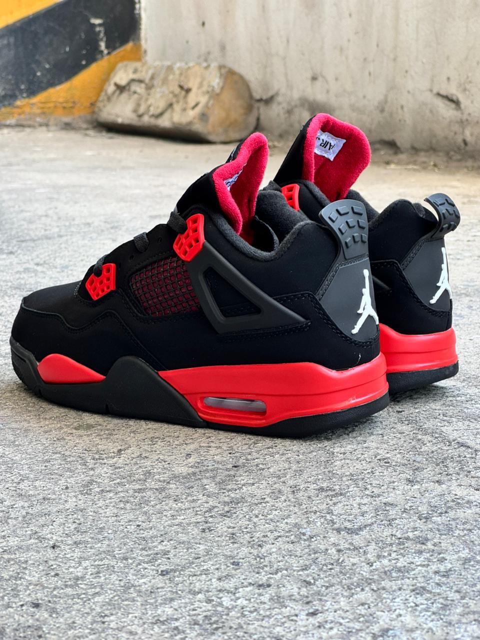 JORDAN RETRO 4 NEGRA ROJA