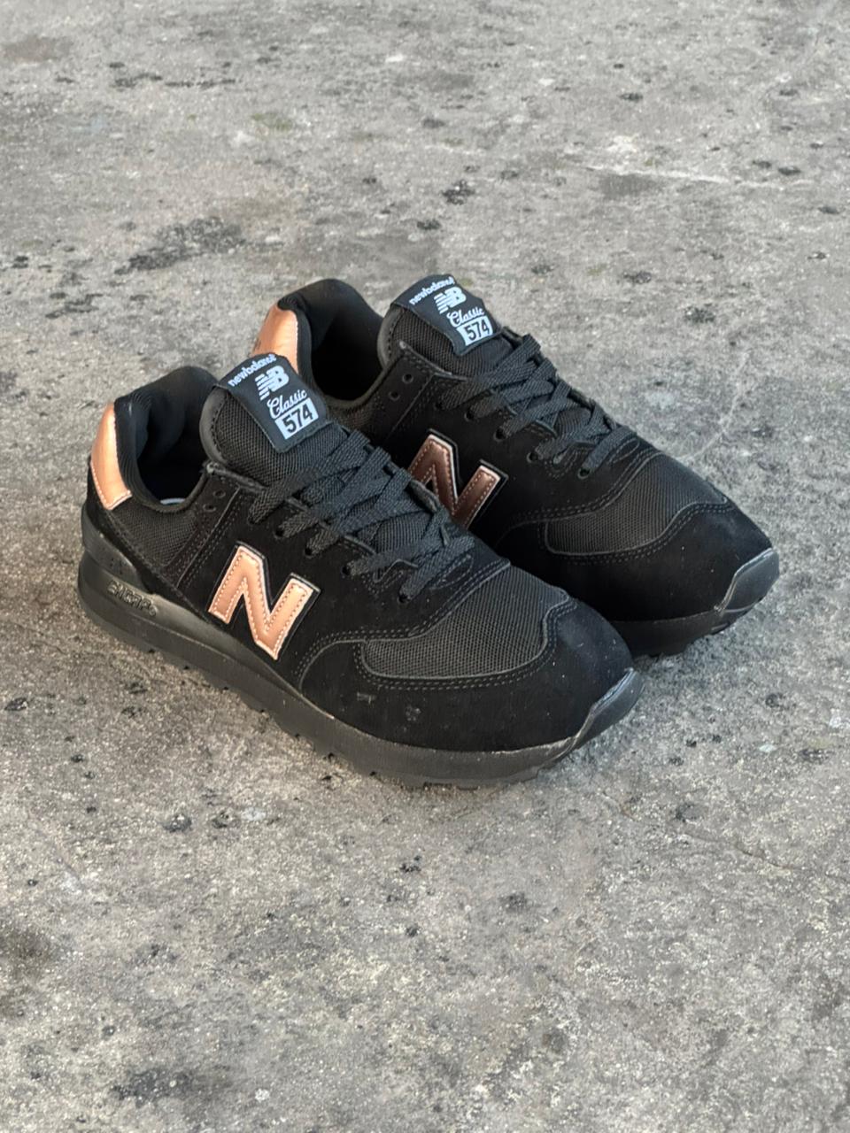 NEW BALANCE 574 NEGRO DORADO