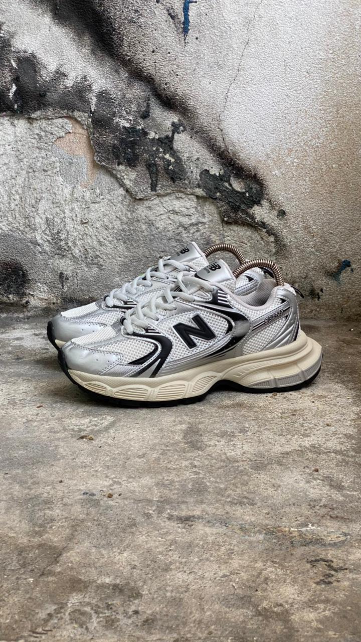 NEW BALANCE V2 BEIGE PLATA PROMO MASTER