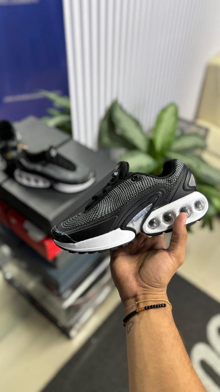 NIKE CAMARA NEGRO BLANCO