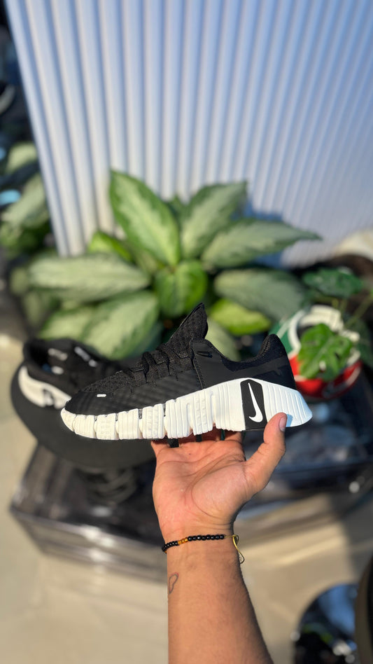 NIKE FREECOM NEGRO BLANCO