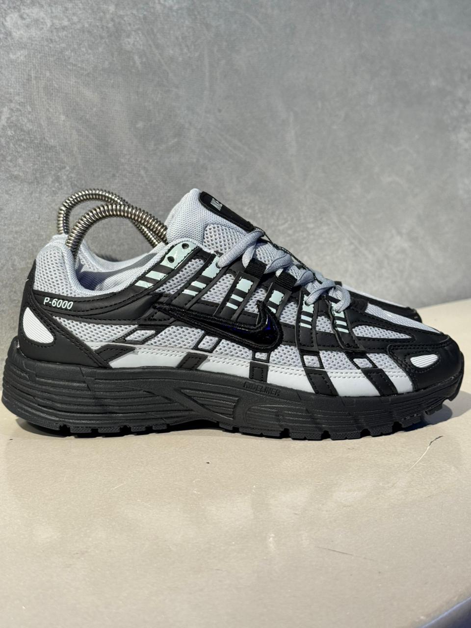 NIKE P6000 NEGRO GRIS