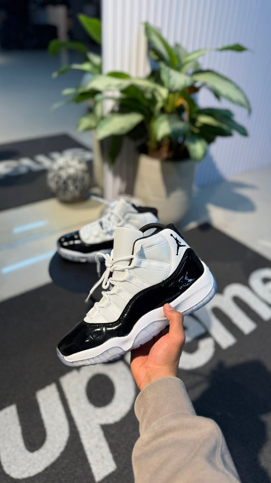 NIKE RETRO 11 BLANCO NEGRO