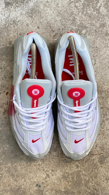 NIKE SHOX SUPREME BLANCO GRIS