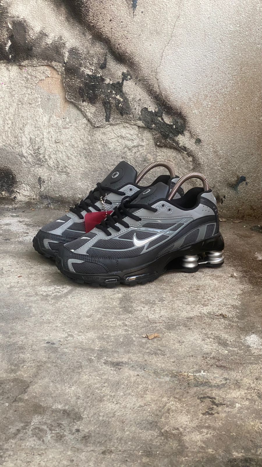 NIKE SHOX SUPREME NEGRO GRIS