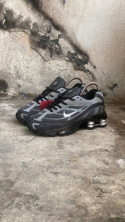 NIKE SHOX SUPREME NEGRO GRIS