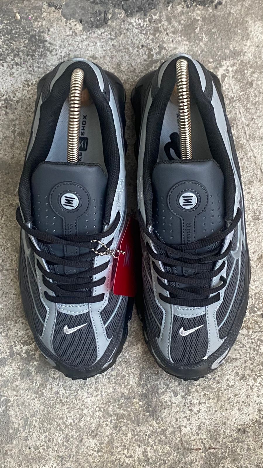 NIKE SHOX SUPREME NEGRO GRIS