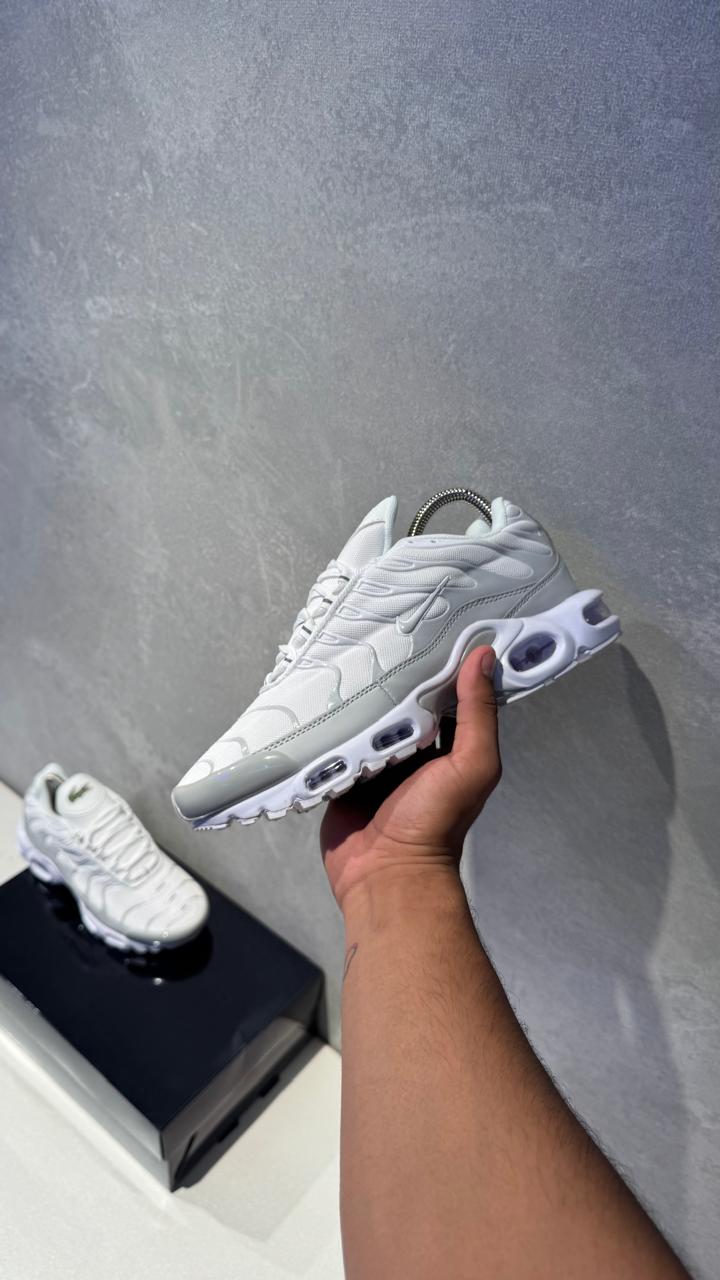 NIKE TN LACOSTE BLANCO GRIS