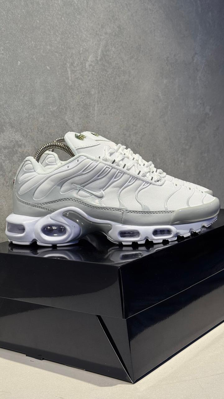NIKE TN LACOSTE BLANCO GRIS