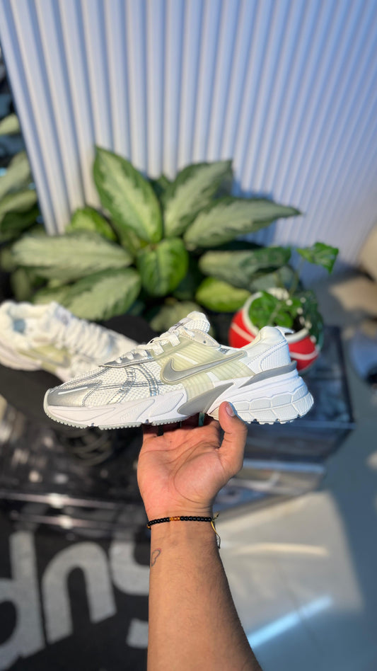 NIKE V2K BLANCO GRIS
