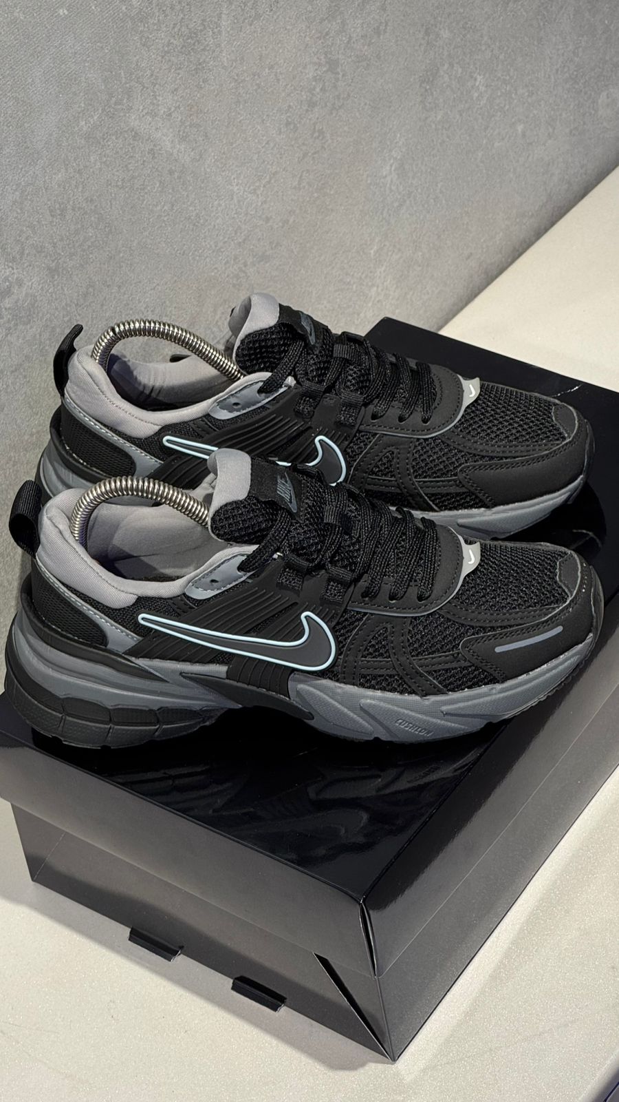 NIKE V2K NEGRO GRIS PROMO