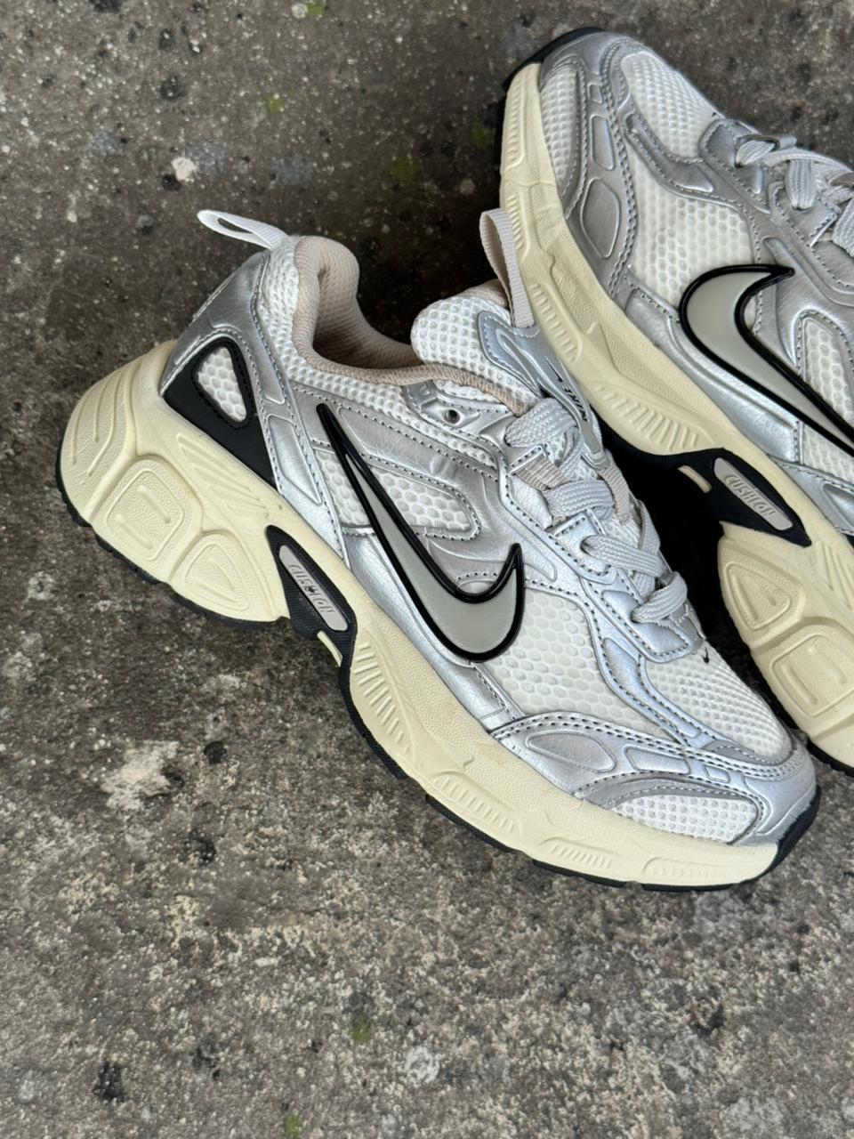 NIKE V3K PLATA NEGRO