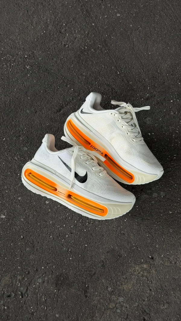 NIKE VOMERO PREMIUM BLANCO NARANJA