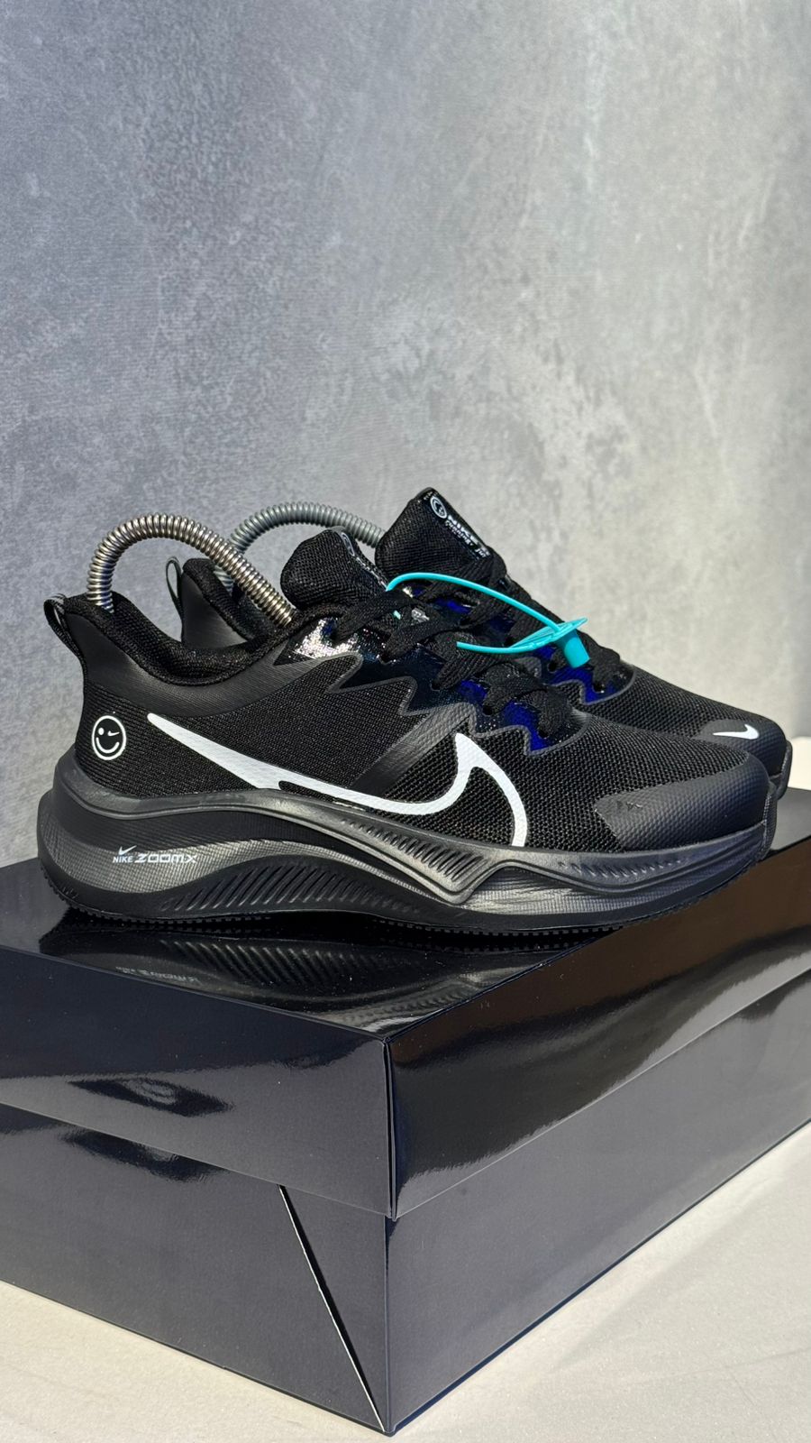 NIKE ZOOM CARITA NEGRO CHULO BLANCO