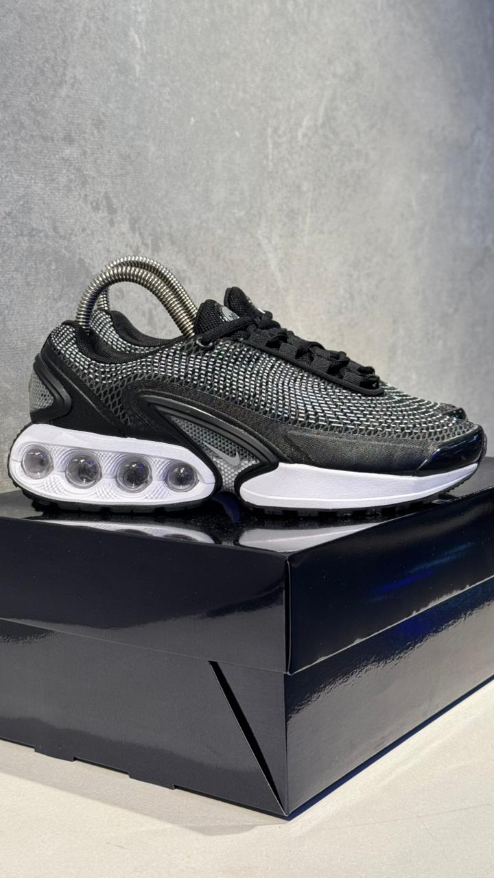 NIKE CAMARA NEGRO BLANCO PROMO