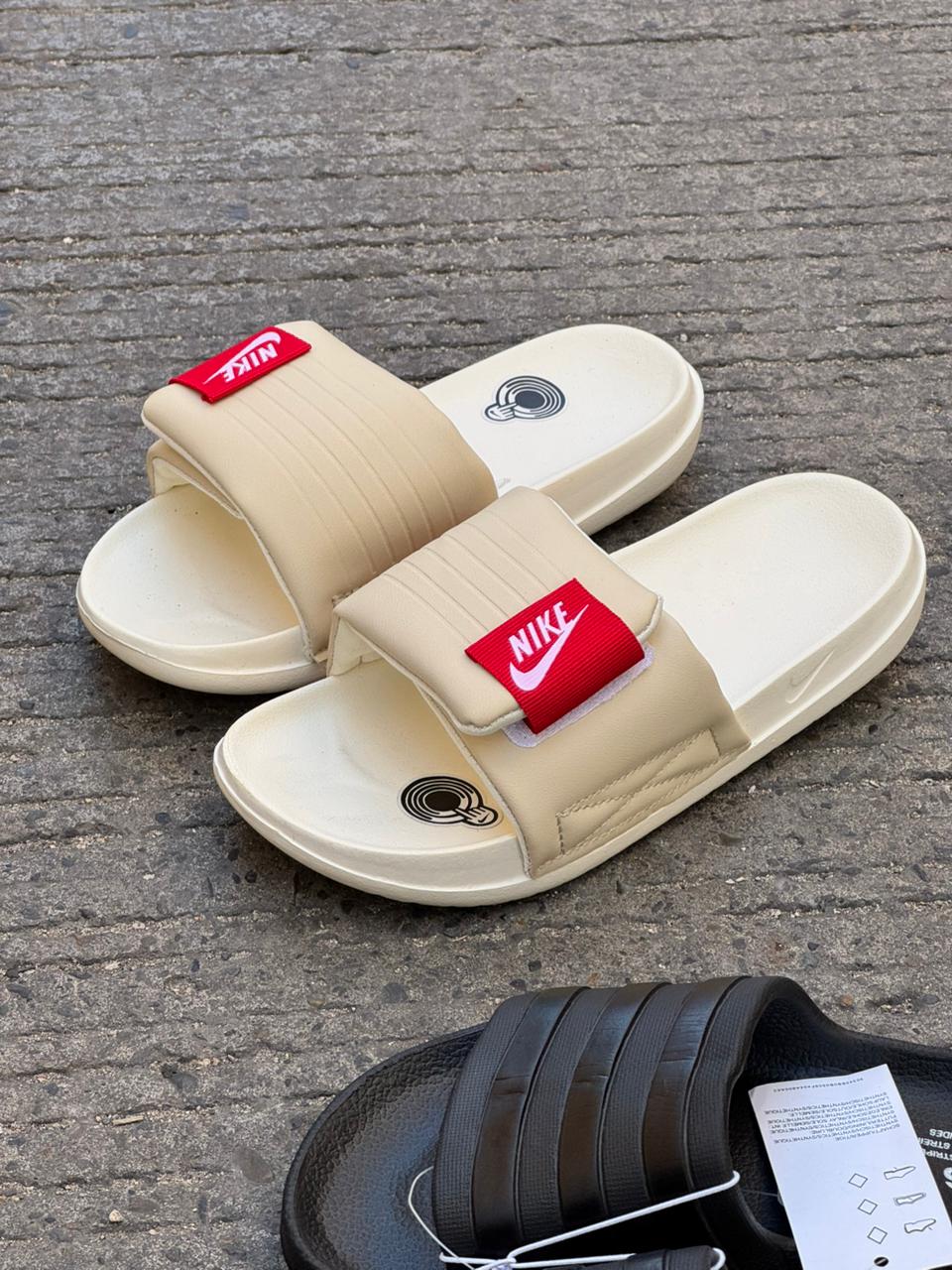 NIKE CHANCLA PANTUFLA BEIGE