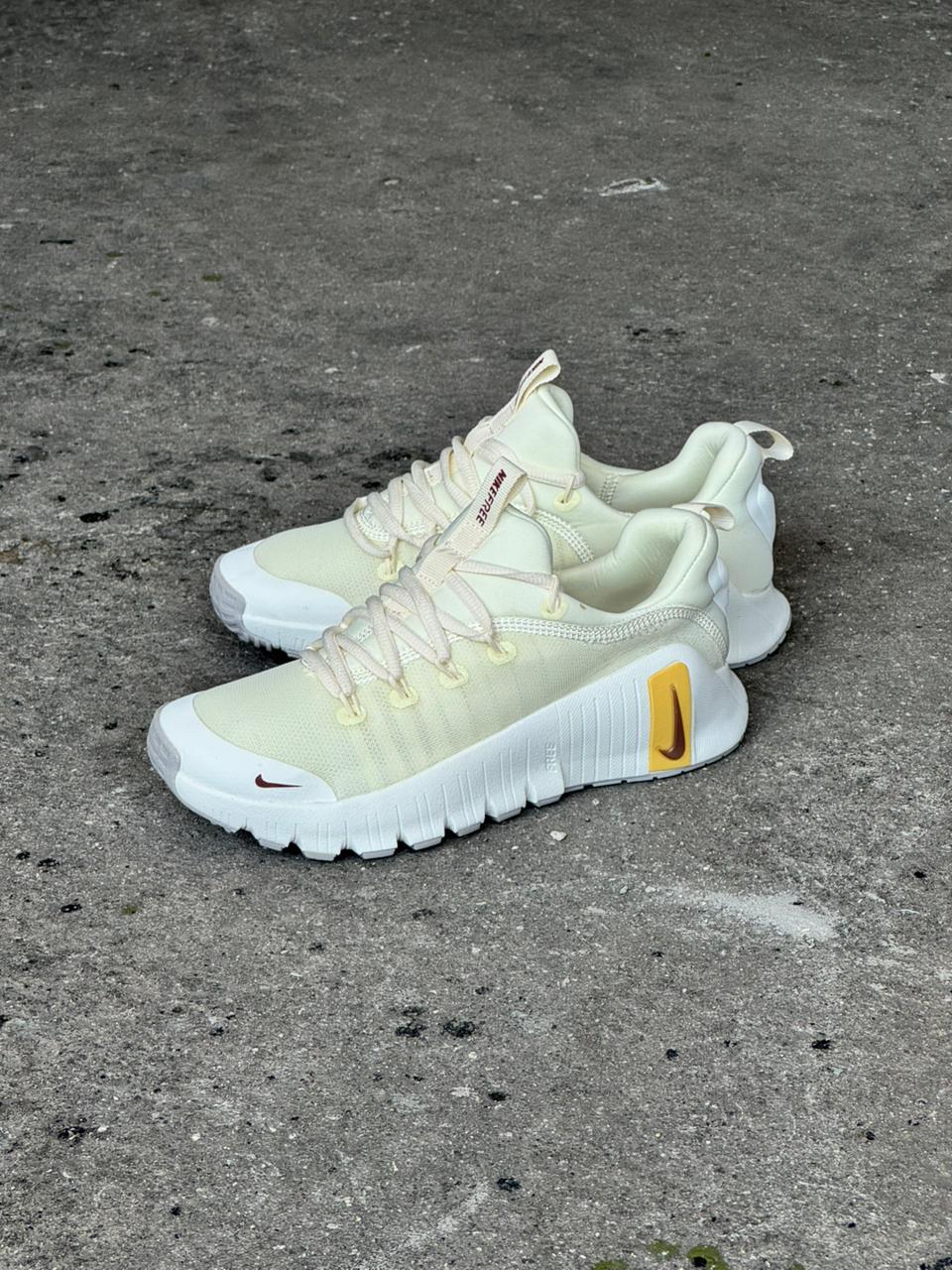 NIKE FREECOM BEIGE DORADO