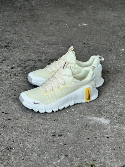 NIKE FREECOM BEIGE DORADO