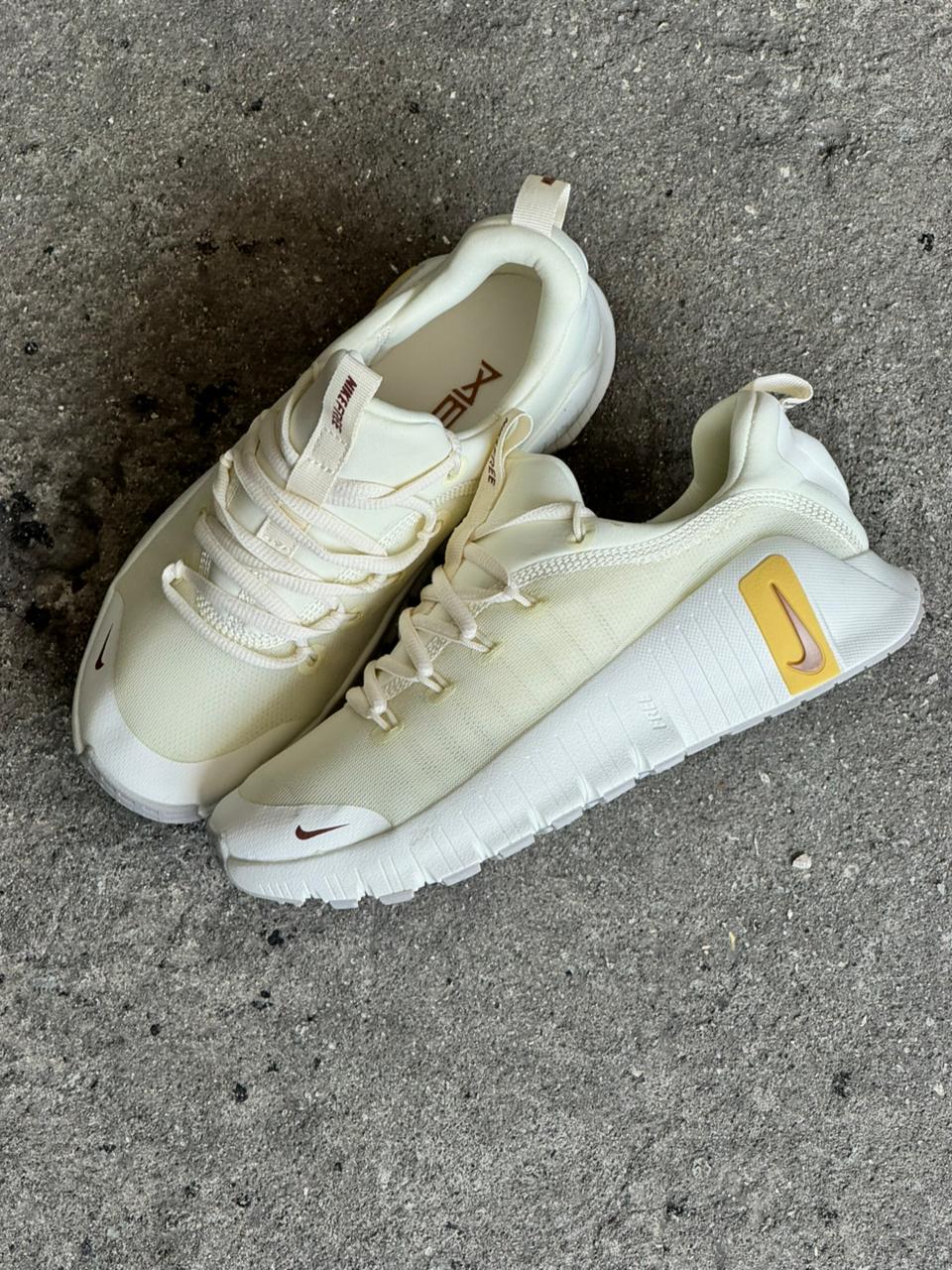 NIKE FREECOM BEIGE DORADO