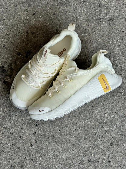 NIKE FREECOM BEIGE DORADO