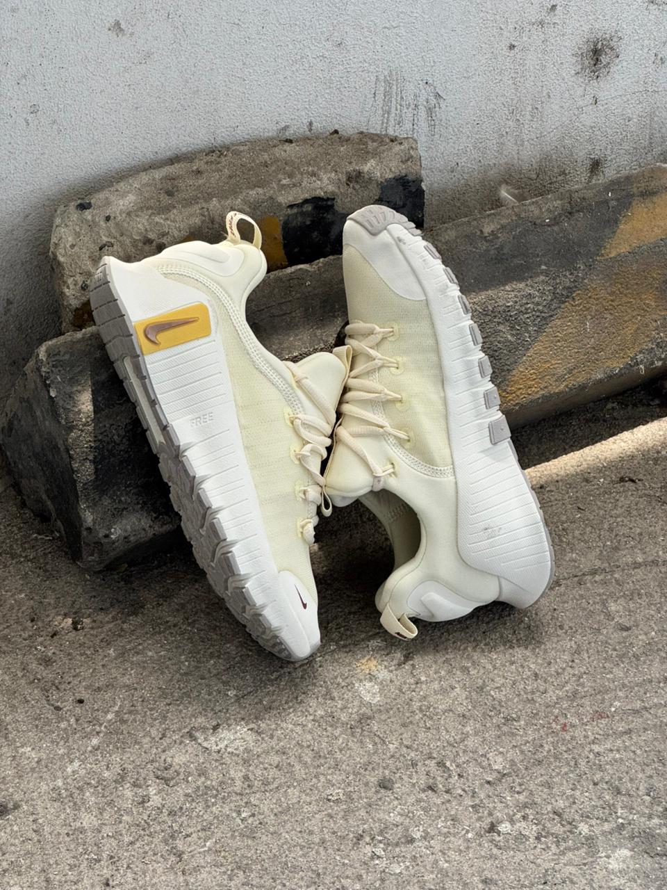 NIKE FREECOM BEIGE DORADO