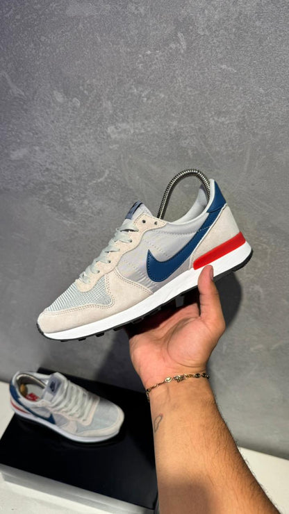 NIKE INTERNACIONAL BEIGE AZUL