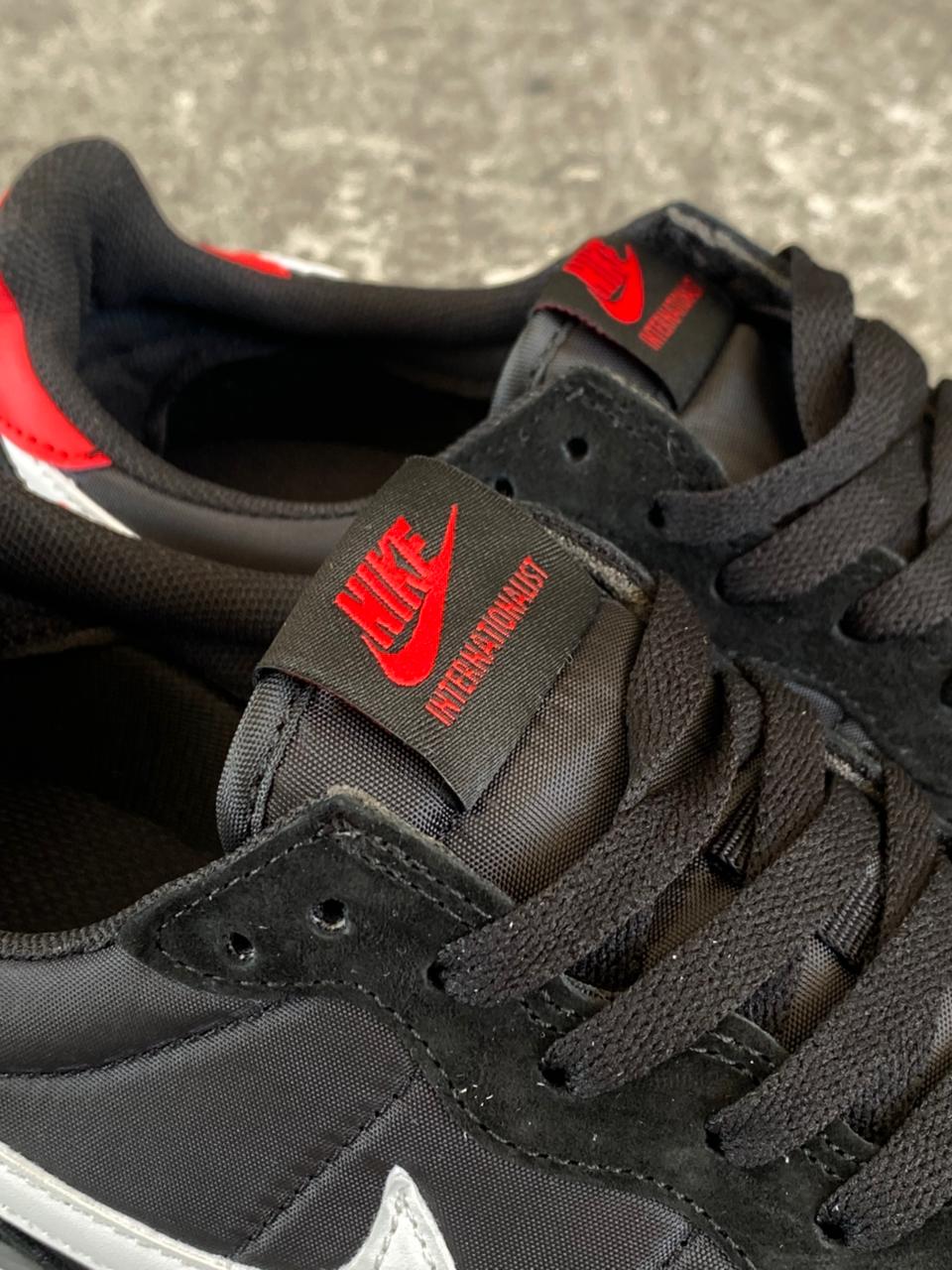 NIKE INTERNACIONAL NEGRO ROJO