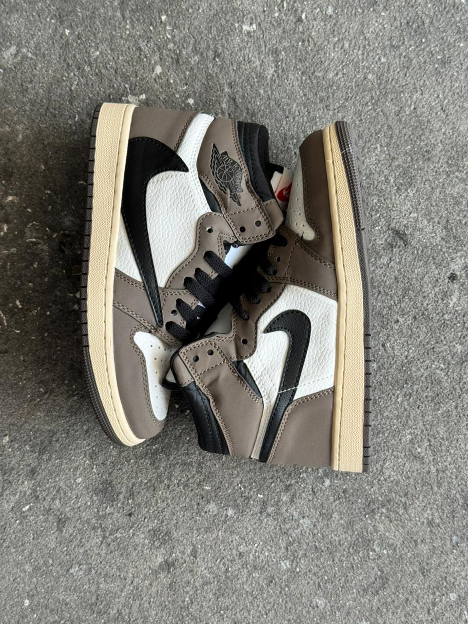 NIKE JORDAN RETRO 1 TRAVIS SCOTT BLANCO CAFE