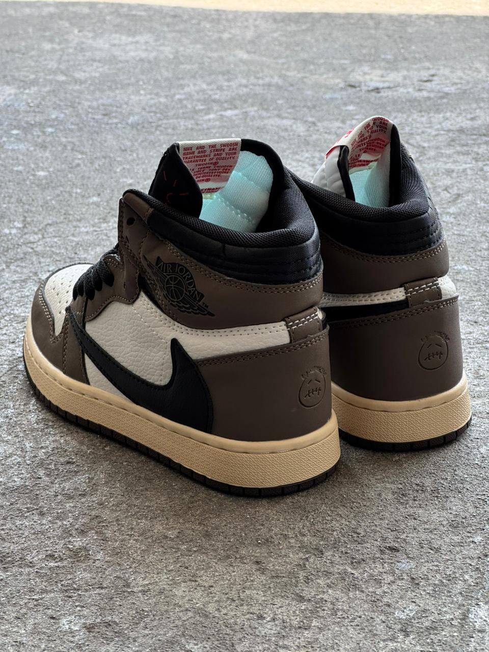 NIKE JORDAN RETRO 1 TRAVIS SCOTT BLANCO CAFE